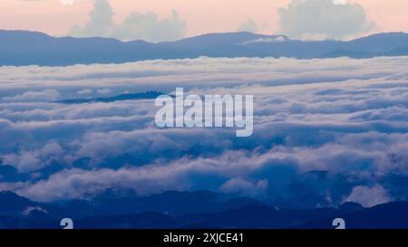 Berglandschaft und Meer von ​​mist am Morgen. Fantastischer Naturhintergrund mit Wolken und Berggipfeln in Thailand. Stockfoto