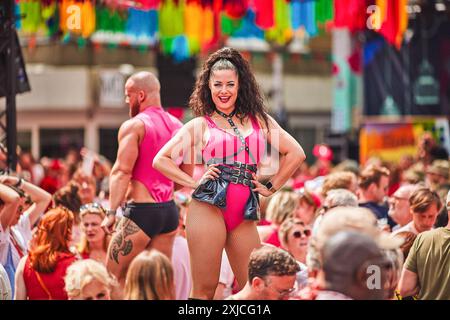 Nijmegen, Niederlande. Juli 2024. Tänzer beleben die Menge am Roze (Pink) Mittwoch, dem zweiten Tag der 4Days Marches. Auf Roze (Pink) feiert Nijmegen seine Freiheiten und macht auf die Akzeptanz der LGBTI-Gemeinschaft in Nijmegen aufmerksam. Es gibt Platz für Drag-Könige, Drag-Königinnen und Tänzer! Quelle: SOPA Images Limited/Alamy Live News Stockfoto