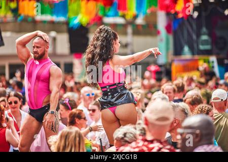 Nijmegen, Niederlande. Juli 2024. Tänzer beleben die Menge am Roze (Pink) Mittwoch, dem zweiten Tag der 4Days Marches. Auf Roze (Pink) feiert Nijmegen seine Freiheiten und macht auf die Akzeptanz der LGBTI-Gemeinschaft in Nijmegen aufmerksam. Es gibt Platz für Drag-Könige, Drag-Königinnen und Tänzer! Quelle: SOPA Images Limited/Alamy Live News Stockfoto