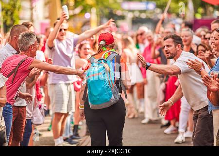 Nijmegen, Niederlande. Juli 2024. Ermutigt durch die Menge, versucht ein Teilnehmer an den 4Days Marches, die Ziellinie zu erreichen. Auf Roze (Pink) feiert Nijmegen seine Freiheiten und macht auf die Akzeptanz der LGBTI-Gemeinschaft in Nijmegen aufmerksam. Es gibt Platz für Drag-Könige, Drag-Königinnen und Tänzer! Quelle: SOPA Images Limited/Alamy Live News Stockfoto