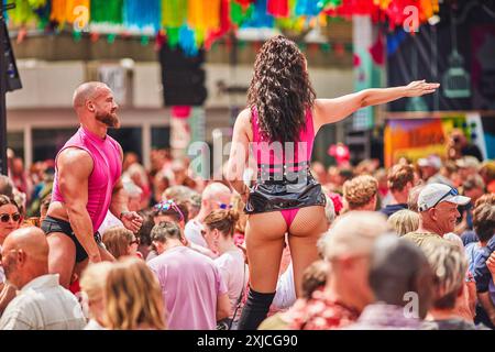 Nijmegen, Niederlande. Juli 2024. Tänzer beleben die Menge am Roze (Pink) Mittwoch, dem zweiten Tag der 4Days Marches. Auf Roze (Pink) feiert Nijmegen seine Freiheiten und macht auf die Akzeptanz der LGBTI-Gemeinschaft in Nijmegen aufmerksam. Es gibt Platz für Drag-Könige, Drag-Königinnen und Tänzer! (Foto: Norbert Voskens/SOPA Images/SIPA USA) Credit: SIPA USA/Alamy Live News Stockfoto