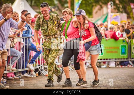 Nijmegen, Niederlande. Juli 2024. Zwei Wanderer werden lachend gesehen, während sie ihre Mitwanderer unterstützen. Auf Roze (Pink) feiert Nijmegen seine Freiheiten und macht auf die Akzeptanz der LGBTI-Gemeinschaft in Nijmegen aufmerksam. Es gibt Platz für Drag-Könige, Drag-Königinnen und Tänzer! (Foto: Norbert Voskens/SOPA Images/SIPA USA) Credit: SIPA USA/Alamy Live News Stockfoto