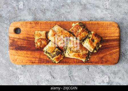 Hausgemachtes Spianch- und Ricotta-Gebäck, gesunde mediterrane Rezepte Stockfoto