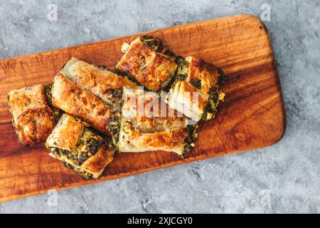 Hausgemachtes Spianch- und Ricotta-Gebäck, gesunde mediterrane Rezepte Stockfoto