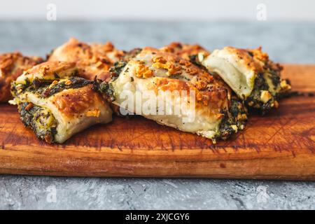 Hausgemachtes Spianch- und Ricotta-Gebäck, gesunde mediterrane Rezepte Stockfoto