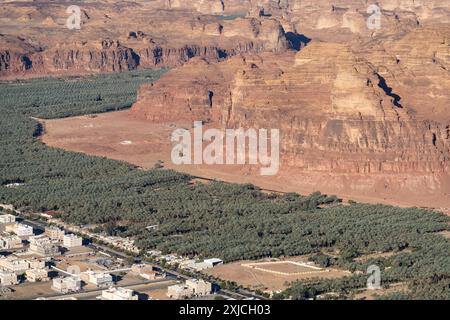 Al Ula, Saudi-Arabien: Dramatischer Panoramablick auf die Al Ula-Landschaft, berühmt für ihre rote Wüste, Felsformationen und Denkmäler in Saudi-Arabien Stockfoto