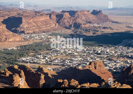 Al Ula, Saudi-Arabien: Dramatischer Panoramablick auf die Al Ula-Landschaft, berühmt für ihre rote Wüste, Felsformationen und Denkmäler in Saudi-Arabien Stockfoto