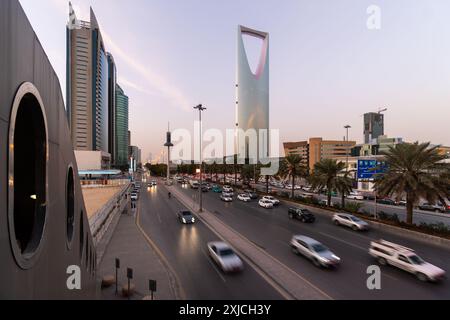 Riad, Saudi-Arabien: Der Verkehr rauscht entlang der King Fadh Road mit dem Kingdom Center Wolkenkratzer im Stadtzentrum von Riad in der hauptstadt Saudi-Arabiens Stockfoto