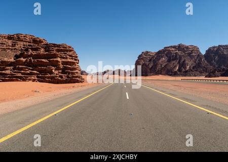 Tabuk, Saudi-Arabien: Die atemberaubende rote Wüstenstraße in der Nähe von Tabuk im Nordwesten Saudi-Arabiens im Nahen Osten an einem sonnigen Tag Stockfoto