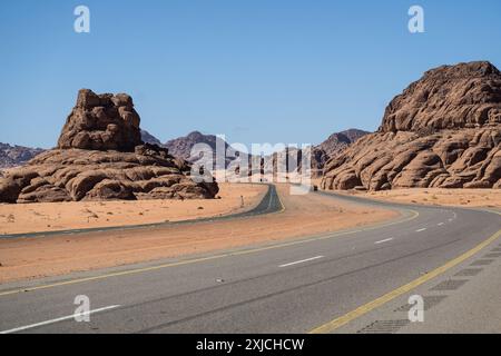 Tabuk, Saudi-Arabien: Die atemberaubende rote Wüstenstraße in der Nähe von Tabuk im Nordwesten Saudi-Arabiens im Nahen Osten an einem sonnigen Tag Stockfoto