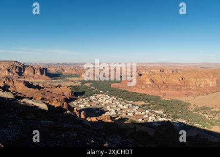 Al Ula, Saudi-Arabien: Dramatischer Panoramablick auf die Al Ula-Landschaft, berühmt für ihre rote Wüste, Felsformationen und Denkmäler in Saudi-Arabien Stockfoto