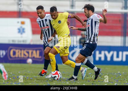 LIMA, PERU – 25. FEBRUAR: Renzo Garces und Sebastián Rodríguez von Alianza Lima gegen Matías Sen von Comerciantes Unidos während des Liga-1-Spiels Alianza L Stockfoto