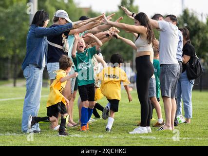 Toronto, Kanada. Juli 2024. Kinder treten am 17. Juli 2024 während der Sommerferien in Toronto, Kanada, an einem Fußballtraining an. Quelle: Zou Zheng/Xinhua/Alamy Live News Stockfoto