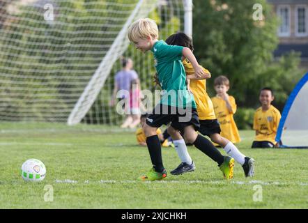 Toronto, Kanada. Juli 2024. Kinder treten am 17. Juli 2024 während der Sommerferien in Toronto, Kanada, an einem Fußballtraining an. Quelle: Zou Zheng/Xinhua/Alamy Live News Stockfoto