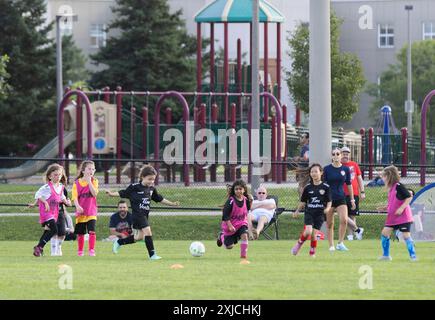 Toronto, Kanada. Juli 2024. Kinder treten am 17. Juli 2024 während der Sommerferien in Toronto, Kanada, an einem Fußballtraining an. Quelle: Zou Zheng/Xinhua/Alamy Live News Stockfoto