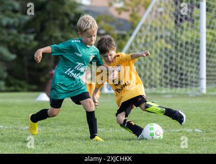 Toronto, Kanada. Juli 2024. Kinder treten am 17. Juli 2024 während der Sommerferien in Toronto, Kanada, an einem Fußballtraining an. Quelle: Zou Zheng/Xinhua/Alamy Live News Stockfoto