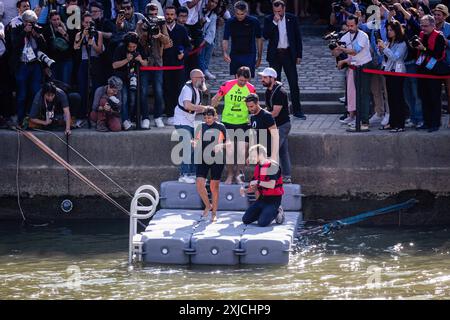 Paris, Frankreich. Juli 2024. Die Pariser Bürgermeisterin Anne Hidalgo bereitet sich darauf vor, in die seine einzutauchen. Die Pariser Bürgermeisterin Anne Hidalgo schwimmt in Bras Marie mit Marc Guillaume, Präfekt der Region Ile-de-France, und Tony Estanguet, Präsident von Paris 2024, in Paris. Zehn Tage vor Beginn der Olympischen Spiele hat die Bürgermeisterin von Paris ihr Versprechen gehalten und in die seine eingetaucht, um die Bemühungen der Stadt zu demonstrieren, die Wasserqualität der seine zu verbessern. Quelle: SOPA Images Limited/Alamy Live News Stockfoto