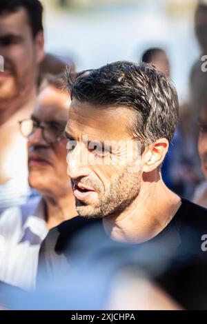 Paris, Frankreich. Juli 2024. Tony Estanguet, Präsident des Organisationskomitees von Paris 2024, spricht nach dem Schwimmen in der seine vor der Presse. Die Pariser Bürgermeisterin Anne Hidalgo schwimmt in Bras Marie mit Marc Guillaume, Präfekt der Region Ile-de-France, und Tony Estanguet, Präsident von Paris 2024, in Paris. Zehn Tage vor Beginn der Olympischen Spiele hat die Bürgermeisterin von Paris ihr Versprechen gehalten und in die seine eingetaucht, um die Bemühungen der Stadt zu demonstrieren, die Wasserqualität der seine zu verbessern. Quelle: SOPA Images Limited/Alamy Live News Stockfoto