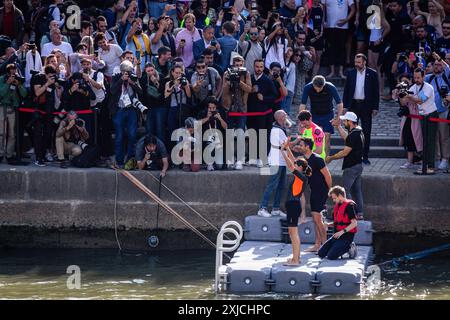 Paris, Frankreich. Juli 2024. Die Pariser Bürgermeisterin Anne Hidalgo bereitet sich darauf vor, in die seine einzutauchen. Die Pariser Bürgermeisterin Anne Hidalgo schwimmt in Bras Marie mit Marc Guillaume, Präfekt der Region Ile-de-France, und Tony Estanguet, Präsident von Paris 2024, in Paris. Zehn Tage vor Beginn der Olympischen Spiele hat die Bürgermeisterin von Paris ihr Versprechen gehalten und in die seine eingetaucht, um die Bemühungen der Stadt zu demonstrieren, die Wasserqualität der seine zu verbessern. Quelle: SOPA Images Limited/Alamy Live News Stockfoto