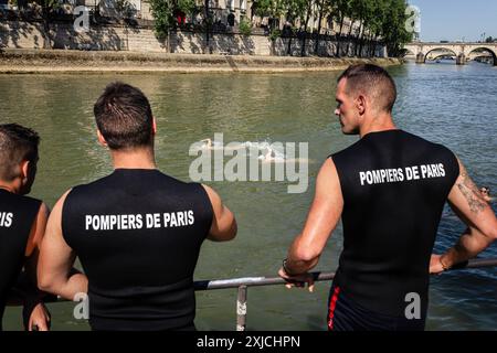 Paris, Frankreich. Juli 2024. Die Pariser Feuerwehr bleibt während des Schwimmens in der seine wachsam. Die Pariser Bürgermeisterin Anne Hidalgo schwimmt in Bras Marie mit Marc Guillaume, Präfekt der Region Ile-de-France, und Tony Estanguet, Präsident von Paris 2024, in Paris. Zehn Tage vor Beginn der Olympischen Spiele hat die Bürgermeisterin von Paris ihr Versprechen gehalten und in die seine eingetaucht, um die Bemühungen der Stadt zu demonstrieren, die Wasserqualität der seine zu verbessern. Quelle: SOPA Images Limited/Alamy Live News Stockfoto