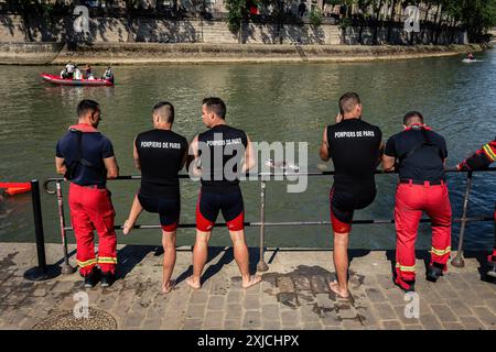Paris, Frankreich. Juli 2024. Die Pariser Feuerwehr bleibt während des Schwimmens in der seine wachsam. Die Pariser Bürgermeisterin Anne Hidalgo schwimmt in Bras Marie mit Marc Guillaume, Präfekt der Region Ile-de-France, und Tony Estanguet, Präsident von Paris 2024, in Paris. Zehn Tage vor Beginn der Olympischen Spiele hat die Bürgermeisterin von Paris ihr Versprechen gehalten und in die seine eingetaucht, um die Bemühungen der Stadt zu demonstrieren, die Wasserqualität der seine zu verbessern. Quelle: SOPA Images Limited/Alamy Live News Stockfoto
