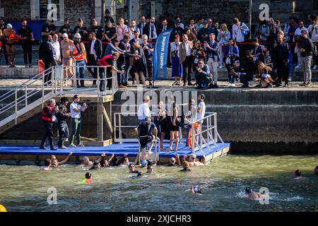 Die Pariser Bürgermeisterin Anne Hidalgo schließt ihr Schwimmen in der seine ab und feiert mit Tony Estanguet, Präsident des Pariser Organisationskomitees 2024. Die Pariser Bürgermeisterin Anne Hidalgo schwimmt in Bras Marie mit Marc Guillaume, Präfekt der Region Ile-de-France, und Tony Estanguet, Präsident von Paris 2024, in Paris. Zehn Tage vor Beginn der Olympischen Spiele hat die Bürgermeisterin von Paris ihr Versprechen gehalten und in die seine eingetaucht, um die Bemühungen der Stadt zu demonstrieren, die Wasserqualität der seine zu verbessern. Stockfoto