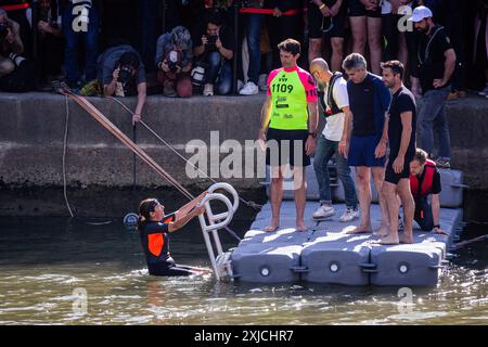 Paris, Frankreich. Juli 2024. Die Pariser Bürgermeisterin Anne Hidalgo (L) tritt in das Wasser der seine ein. Die Pariser Bürgermeisterin Anne Hidalgo schwimmt in Bras Marie mit Marc Guillaume, Präfekt der Region Ile-de-France, und Tony Estanguet, Präsident von Paris 2024, in Paris. Zehn Tage vor Beginn der Olympischen Spiele hat die Bürgermeisterin von Paris ihr Versprechen gehalten und in die seine eingetaucht, um die Bemühungen der Stadt zu demonstrieren, die Wasserqualität der seine zu verbessern. Quelle: SOPA Images Limited/Alamy Live News Stockfoto