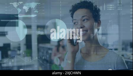 Bild der Infografik über lächelnde birassische Frau, die im Büro auf dem Handy spricht Stockfoto