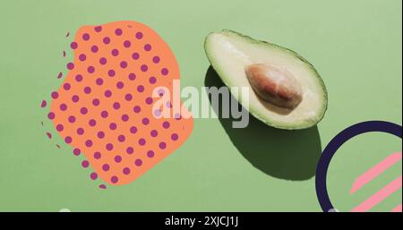 Komposition halbierter Avocado und abstrakter Formen auf grünem Hintergrund Stockfoto