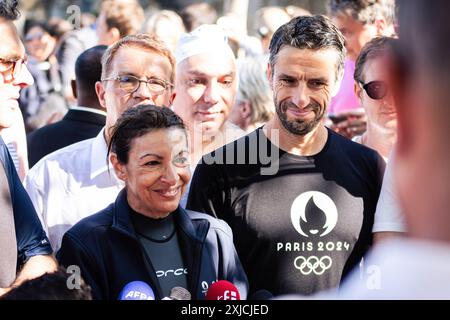 (L-R) die Bürgermeisterin von Paris Anne Hidalgo und Tony Estanguet, Präsident des Organisationskomitees von Paris 2024, sprechen nach dem Schwimmen in der seine vor der Presse. Die Pariser Bürgermeisterin Anne Hidalgo schwimmt in Bras Marie mit Marc Guillaume, Präfekt der Region Ile-de-France, und Tony Estanguet, Präsident von Paris 2024, in Paris. Zehn Tage vor Beginn der Olympischen Spiele hat die Bürgermeisterin von Paris ihr Versprechen gehalten und in die seine eingetaucht, um die Bemühungen der Stadt zu demonstrieren, die Wasserqualität der seine zu verbessern. (Foto: Telmo Pinto/SOPA Images/SIPA USA) Stockfoto