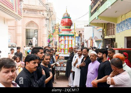 Neu-Delhi, Indien. Juli 2024. NEW DELHI, INDIEN - 17. JULI: Schiitische Muslime nehmen am 17. Juli 2024 in Neu-Delhi, Indien, an einer Muharram-Prozession im Shia Jama Masjid Teil. (Foto: Sanchit Khanna/Hindustan Times/SIPA USA) Credit: SIPA USA/Alamy Live News Stockfoto