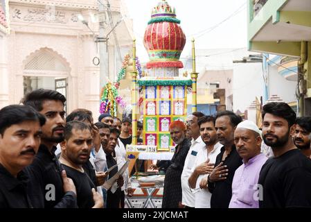 Neu-Delhi, Indien. Juli 2024. NEW DELHI, INDIEN - 17. JULI: Schiitische Muslime nehmen am 17. Juli 2024 in Neu-Delhi, Indien, an einer Muharram-Prozession im Shia Jama Masjid Teil. (Foto: Sanchit Khanna/Hindustan Times/SIPA USA) Credit: SIPA USA/Alamy Live News Stockfoto