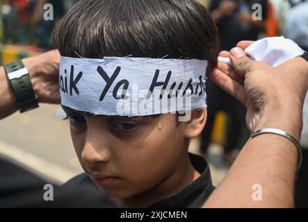 Indien. Juli 2024. NOIDA, INDIEN – 17. JULI: Schiitische muslimische Gläubige nehmen am 17. Juli 2024 in Noida, Indien, an einer Trauerprozession zum Tag der Aschura Teil. (Foto: Sunil Ghosh/Hindustan Times/SIPA USA) Credit: SIPA USA/Alamy Live News Stockfoto