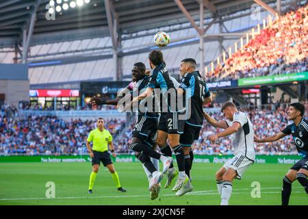 St. Paul, Minnesota, USA. Juli 2024. Die Spieler führen den Ball in der ersten Hälfte eines MLS-Fußballspiels zwischen Minnesota United FC und D.C. United im Allianz Field. (Kreditbild: © Steven Garcia/ZUMA Press Wire) NUR REDAKTIONELLE VERWENDUNG! Nicht für kommerzielle ZWECKE! Stockfoto