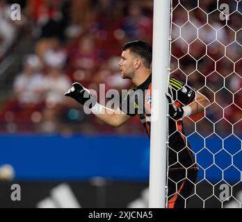 Frisco, Texas, USA. Juli 2024. FC Dallas Torhüter Maarten Paes (30) blickt bei einem Major League Soccer Spiel am 17. Juli 2024 in Frisco, Texas, vor einem Freistoß von Austin FC aus seinem Tor hervor. Der FC Dallas gewann mit 3:1. (Kreditbild: © Scott Coleman/ZUMA Press Wire) NUR REDAKTIONELLE VERWENDUNG! Nicht für kommerzielle ZWECKE! Stockfoto