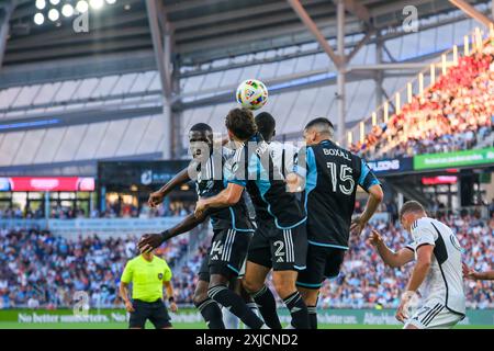 St. Paul, Minnesota, USA. Juli 2024. Die Spieler führen den Ball in der ersten Hälfte eines MLS-Fußballspiels zwischen Minnesota United FC und D.C. United im Allianz Field. (Kreditbild: © Steven Garcia/ZUMA Press Wire) NUR REDAKTIONELLE VERWENDUNG! Nicht für kommerzielle ZWECKE! Stockfoto