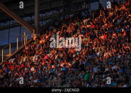 St. Paul, Minnesota, USA. Juli 2024. Fans sehen das Spiel während der ersten Hälfte eines MLS-Fußballspiels zwischen Minnesota United FC und D.C. United im Allianz Field. (Kreditbild: © Steven Garcia/ZUMA Press Wire) NUR REDAKTIONELLE VERWENDUNG! Nicht für kommerzielle ZWECKE! Stockfoto