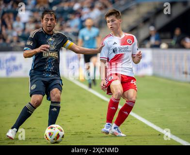 Chester, Pennsylvania, USA. Juli 2024. Philadelphia Union Spieler ALEJANDRO BEDOYA (11) kämpft während des Spiels um den Ball gegen den New England Revolution Spieler ESMIR BAJRAKTAREVIC (47) (Credit Image: © Ricky Fitchett/ZUMA Press Wire) NUR FÜR REDAKTIONELLE VERWENDUNG! Nicht für kommerzielle ZWECKE! Stockfoto