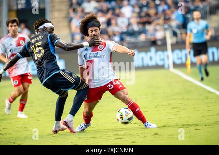 Chester, Pennsylvania, USA. Juli 2024. Philadelphia Union Spieler OLIVER MBAIZO (15) kämpft während des Spiels um den Ball gegen den New England Revolution Spieler RYAN SPAULDING (34) (Bild: © Ricky Fitchett/ZUMA Press Wire) NUR FÜR REDAKTIONELLE ZWECKE! Nicht für kommerzielle ZWECKE! Stockfoto