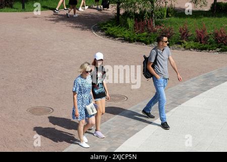 Kronstadt, Russland. Juli 2024. Die Menschen laufen auf dem Bürgersteig im Park „Insel der Forten“ in Kronstadt, einer Stadt in Russland, einer innerstädtischen Gemeinde von St. Petersburg. Quelle: SOPA Images Limited/Alamy Live News Stockfoto