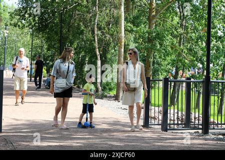 Kronstadt, Russland. Juli 2024. Die Menschen spazieren im Park „Insel der Forten“ in Kronstadt, einer Stadt in Russland, einer innerstädtischen Gemeinde von St. Petersburg. Quelle: SOPA Images Limited/Alamy Live News Stockfoto