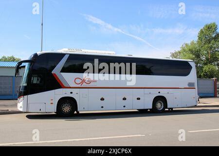 Kronstadt, Russland. Juli 2024. Der Tourbus erreichte Kronstadt, eine Stadt in Russland, eine innerstädtische Gemeinde von St. Petersburg. Quelle: SOPA Images Limited/Alamy Live News Stockfoto