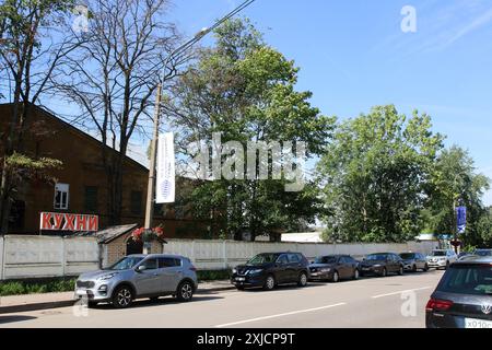 Kronstadt, Russland. Juli 2024. Autos stehen entlang der Straße in Kronstadt, einer Stadt in Russland, einer innerstädtischen Gemeinde von St. Petersburg. (Foto: Maksim Konstantinov/SOPA Images/SIPA USA) Credit: SIPA USA/Alamy Live News Stockfoto