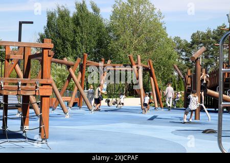 Kronstadt, Russland. Juli 2024. Kinder spielen auf dem Spielplatz im Park „Insel der Forten“ in Kronstadt, einer Stadt in Russland, einer innerstädtischen Gemeinde von St. Petersburg. (Foto: Maksim Konstantinov/SOPA Images/SIPA USA) Credit: SIPA USA/Alamy Live News Stockfoto