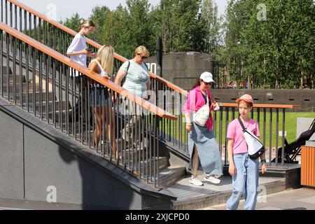 Kronstadt, Russland. Juli 2024. Die Leute gehen die Treppe hinunter im Park „Insel der Forten“, der sich in Kronstadt befindet, einer Stadt in Russland, einer innerstädtischen Gemeinde von St. Petersburg. (Foto: Maksim Konstantinov/SOPA Images/SIPA USA) Credit: SIPA USA/Alamy Live News Stockfoto