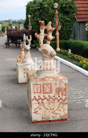 Nicht exklusiv: OPISHNIA, UKRAINE - 26. JUNI 2024 - Skulpturen werden im Nationalmuseum für ukrainische Töpferei in Opishnia, Region Poltawa, ca. Stockfoto