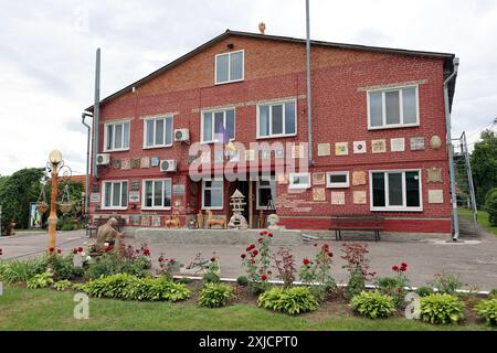 Nicht exklusiv: OPISHNIA, UKRAINE - 26. JUNI 2024 - das Nationalmuseum für ukrainische Keramik befindet sich in Opishnia, Region Poltawa, Zentralukraine. Stockfoto