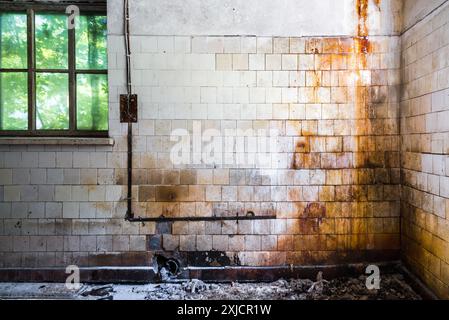 Texturhintergrund Eines Verlassenen Industrieeinbaus Mit Rostweißen Fliesen Stockfoto