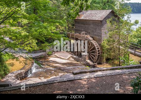 Malerische historische Grist Mill mit aktivem Wasserrad im Stone Mountain Park in Atlanta, Georgia. (USA) Stockfoto