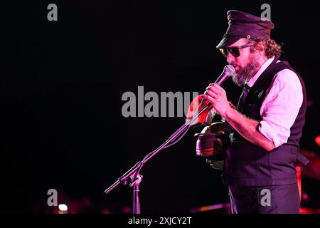 Rom, Italien. Juni 2024. Vinicio Capossela tritt während der Altri Tasti Tour am 17. Juli 2024 im Teatro Antico di Ostia Antica in Rom auf. (Foto: Domenico Cippitelli/NurPhoto) Credit: NurPhoto SRL/Alamy Live News Stockfoto